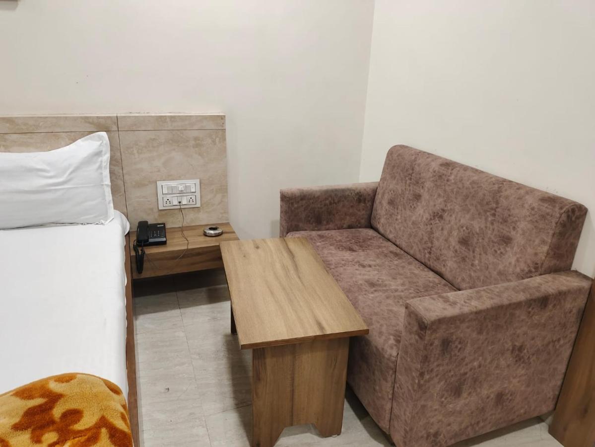 Hotel Palm Residency أحمد أباد المظهر الخارجي الصورة